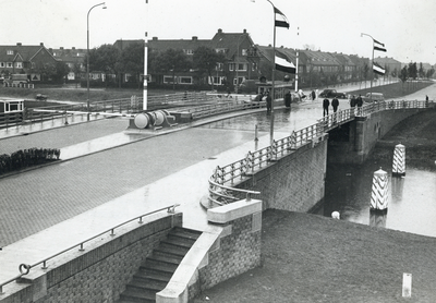 83996 Gezicht op de Spinozabrug over het Merwedekanaal te Utrecht, met op de achtergrond de Kanaalweg (links) en de ...